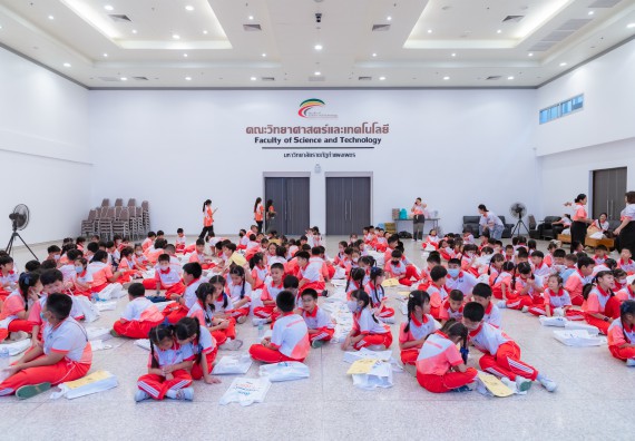 ภาพกิจกรรม  คณะวิทยาศาสตร์และเทคโนโลยี มหาวิทยาลัยราชภัฏกำแพงเพชร ร่วมกับโรงเรียนอนุบาลกำแพงเพชร จัดกิจกรรมสะเต็มศึกษา ตามโครงการฝึกทักษะเพื่อพัฒนาอุจฉริยะภาพวิทยาศาสตร์