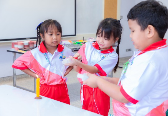 ภาพกิจกรรม  คณะวิทยาศาสตร์และเทคโนโลยี มหาวิทยาลัยราชภัฏกำแพงเพชร ร่วมกับโรงเรียนอนุบาลกำแพงเพชร จัดกิจกรรมสะเต็มศึกษา ตามโครงการฝึกทักษะเพื่อพัฒนาอุจฉริยะภาพวิทยาศาสตร์