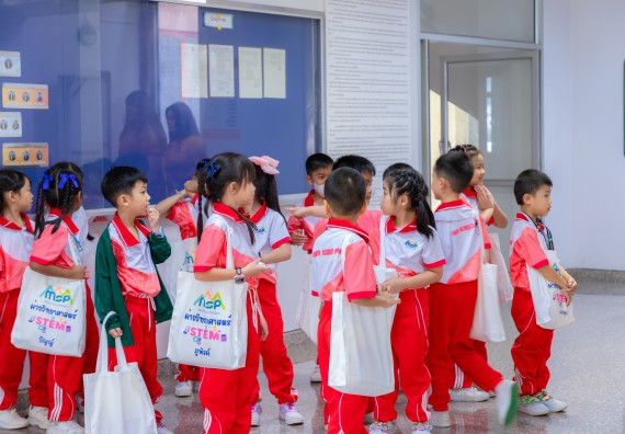 ภาพกิจกรรม  คณะวิทยาศาสตร์และเทคโนโลยี มหาวิทยาลัยราชภัฏกำแพงเพชร ร่วมกับโรงเรียนอนุบาลกำแพงเพชร จัดกิจกรรมสะเต็มศึกษา ตามโครงการฝึกทักษะเพื่อพัฒนาอุจฉริยะภาพวิทยาศาสตร์