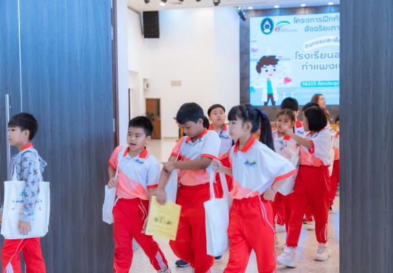 ภาพกิจกรรม  คณะวิทยาศาสตร์และเทคโนโลยี มหาวิทยาลัยราชภัฏกำแพงเพชร ร่วมกับโรงเรียนอนุบาลกำแพงเพชร จัดกิจกรรมสะเต็มศึกษา ตามโครงการฝึกทักษะเพื่อพัฒนาอุจฉริยะภาพวิทยาศาสตร์