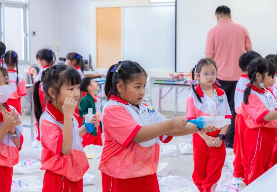 ภาพกิจกรรม  คณะวิทยาศาสตร์และเทคโนโลยี มหาวิทยาลัยราชภัฏกำแพงเพชร ร่วมกับโรงเรียนอนุบาลกำแพงเพชร จัดกิจกรรมสะเต็มศึกษา ตามโครงการฝึกทักษะเพื่อพัฒนาอุจฉริยะภาพวิทยาศาสตร์