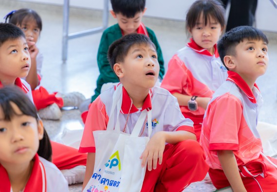 ภาพกิจกรรม  คณะวิทยาศาสตร์และเทคโนโลยี มหาวิทยาลัยราชภัฏกำแพงเพชร ร่วมกับโรงเรียนอนุบาลกำแพงเพชร จัดกิจกรรมสะเต็มศึกษา ตามโครงการฝึกทักษะเพื่อพัฒนาอุจฉริยะภาพวิทยาศาสตร์