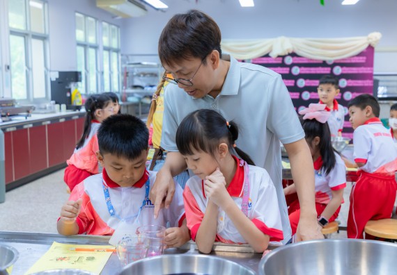 ภาพกิจกรรม  คณะวิทยาศาสตร์และเทคโนโลยี มหาวิทยาลัยราชภัฏกำแพงเพชร ร่วมกับโรงเรียนอนุบาลกำแพงเพชร จัดกิจกรรมสะเต็มศึกษา ตามโครงการฝึกทักษะเพื่อพัฒนาอุจฉริยะภาพวิทยาศาสตร์