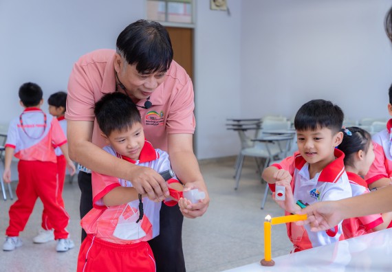 ภาพกิจกรรม  คณะวิทยาศาสตร์และเทคโนโลยี มหาวิทยาลัยราชภัฏกำแพงเพชร ร่วมกับโรงเรียนอนุบาลกำแพงเพชร จัดกิจกรรมสะเต็มศึกษา ตามโครงการฝึกทักษะเพื่อพัฒนาอุจฉริยะภาพวิทยาศาสตร์