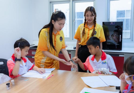 ภาพกิจกรรม  คณะวิทยาศาสตร์และเทคโนโลยี มหาวิทยาลัยราชภัฏกำแพงเพชร ร่วมกับโรงเรียนอนุบาลกำแพงเพชร จัดกิจกรรมสะเต็มศึกษา ตามโครงการฝึกทักษะเพื่อพัฒนาอุจฉริยะภาพวิทยาศาสตร์