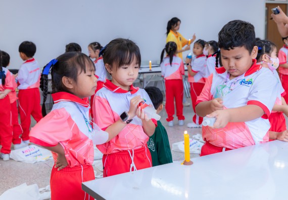 ภาพกิจกรรม  คณะวิทยาศาสตร์และเทคโนโลยี มหาวิทยาลัยราชภัฏกำแพงเพชร ร่วมกับโรงเรียนอนุบาลกำแพงเพชร จัดกิจกรรมสะเต็มศึกษา ตามโครงการฝึกทักษะเพื่อพัฒนาอุจฉริยะภาพวิทยาศาสตร์