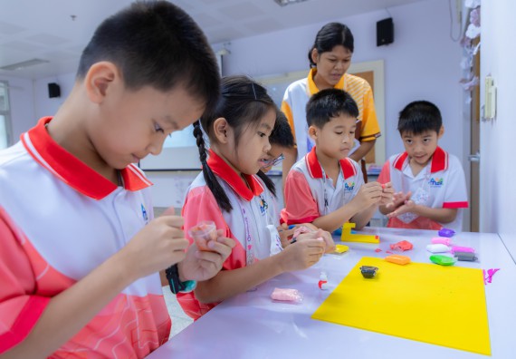 ภาพกิจกรรม  คณะวิทยาศาสตร์และเทคโนโลยี มหาวิทยาลัยราชภัฏกำแพงเพชร ร่วมกับโรงเรียนอนุบาลกำแพงเพชร จัดกิจกรรมสะเต็มศึกษา ตามโครงการฝึกทักษะเพื่อพัฒนาอุจฉริยะภาพวิทยาศาสตร์