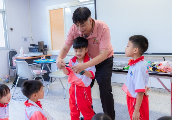 ภาพกิจกรรม  คณะวิทยาศาสตร์และเทคโนโลยี มหาวิทยาลัยราชภัฏกำแพงเพชร ร่วมกับโรงเรียนอนุบาลกำแพงเพชร จัดกิจกรรมสะเต็มศึกษา ตามโครงการฝึกทักษะเพื่อพัฒนาอุจฉริยะภาพวิทยาศาสตร์