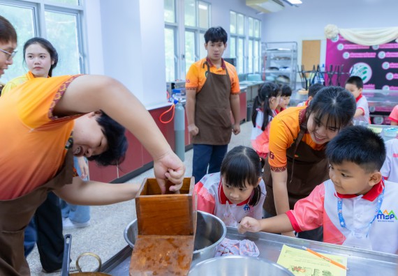 ภาพกิจกรรม  คณะวิทยาศาสตร์และเทคโนโลยี มหาวิทยาลัยราชภัฏกำแพงเพชร ร่วมกับโรงเรียนอนุบาลกำแพงเพชร จัดกิจกรรมสะเต็มศึกษา ตามโครงการฝึกทักษะเพื่อพัฒนาอุจฉริยะภาพวิทยาศาสตร์