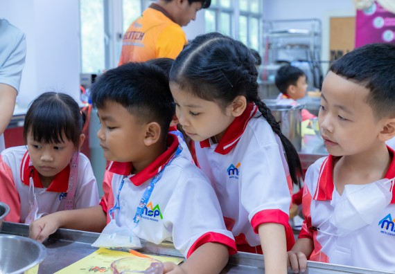 ภาพกิจกรรม  คณะวิทยาศาสตร์และเทคโนโลยี มหาวิทยาลัยราชภัฏกำแพงเพชร ร่วมกับโรงเรียนอนุบาลกำแพงเพชร จัดกิจกรรมสะเต็มศึกษา ตามโครงการฝึกทักษะเพื่อพัฒนาอุจฉริยะภาพวิทยาศาสตร์