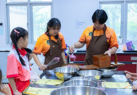 ภาพกิจกรรม  คณะวิทยาศาสตร์และเทคโนโลยี มหาวิทยาลัยราชภัฏกำแพงเพชร ร่วมกับโรงเรียนอนุบาลกำแพงเพชร จัดกิจกรรมสะเต็มศึกษา ตามโครงการฝึกทักษะเพื่อพัฒนาอุจฉริยะภาพวิทยาศาสตร์