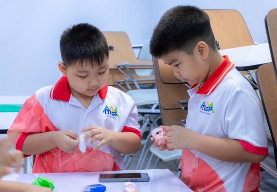 ภาพกิจกรรม  คณะวิทยาศาสตร์และเทคโนโลยี มหาวิทยาลัยราชภัฏกำแพงเพชร ร่วมกับโรงเรียนอนุบาลกำแพงเพชร จัดกิจกรรมสะเต็มศึกษา ตามโครงการฝึกทักษะเพื่อพัฒนาอุจฉริยะภาพวิทยาศาสตร์