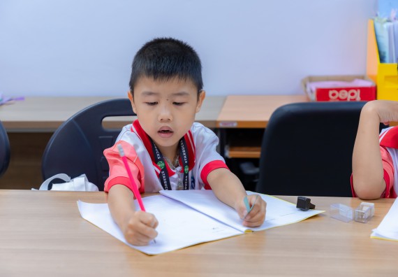 ภาพกิจกรรม  คณะวิทยาศาสตร์และเทคโนโลยี มหาวิทยาลัยราชภัฏกำแพงเพชร ร่วมกับโรงเรียนอนุบาลกำแพงเพชร จัดกิจกรรมสะเต็มศึกษา ตามโครงการฝึกทักษะเพื่อพัฒนาอุจฉริยะภาพวิทยาศาสตร์