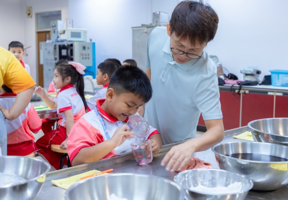 ภาพกิจกรรม  คณะวิทยาศาสตร์และเทคโนโลยี มหาวิทยาลัยราชภัฏกำแพงเพชร ร่วมกับโรงเรียนอนุบาลกำแพงเพชร จัดกิจกรรมสะเต็มศึกษา ตามโครงการฝึกทักษะเพื่อพัฒนาอุจฉริยะภาพวิทยาศาสตร์