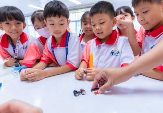 ภาพกิจกรรม  คณะวิทยาศาสตร์และเทคโนโลยี มหาวิทยาลัยราชภัฏกำแพงเพชร ร่วมกับโรงเรียนอนุบาลกำแพงเพชร จัดกิจกรรมสะเต็มศึกษา ตามโครงการฝึกทักษะเพื่อพัฒนาอุจฉริยะภาพวิทยาศาสตร์