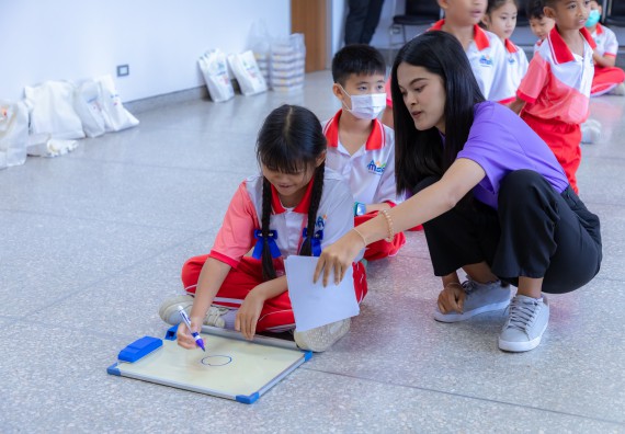 ภาพกิจกรรม  คณะวิทยาศาสตร์และเทคโนโลยี มหาวิทยาลัยราชภัฏกำแพงเพชร ร่วมกับโรงเรียนอนุบาลกำแพงเพชร จัดกิจกรรมสะเต็มศึกษา ตามโครงการฝึกทักษะเพื่อพัฒนาอุจฉริยะภาพวิทยาศาสตร์