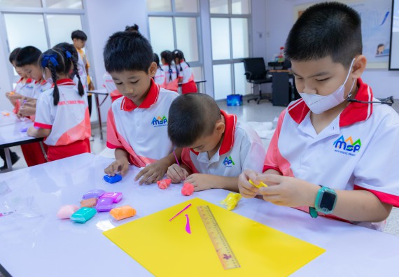 ภาพกิจกรรม  คณะวิทยาศาสตร์และเทคโนโลยี มหาวิทยาลัยราชภัฏกำแพงเพชร ร่วมกับโรงเรียนอนุบาลกำแพงเพชร จัดกิจกรรมสะเต็มศึกษา ตามโครงการฝึกทักษะเพื่อพัฒนาอุจฉริยะภาพวิทยาศาสตร์