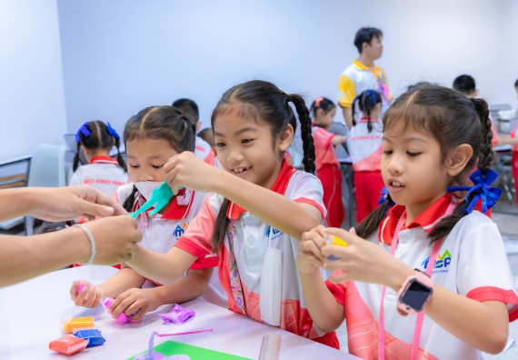 ภาพกิจกรรม  คณะวิทยาศาสตร์และเทคโนโลยี มหาวิทยาลัยราชภัฏกำแพงเพชร ร่วมกับโรงเรียนอนุบาลกำแพงเพชร จัดกิจกรรมสะเต็มศึกษา ตามโครงการฝึกทักษะเพื่อพัฒนาอุจฉริยะภาพวิทยาศาสตร์