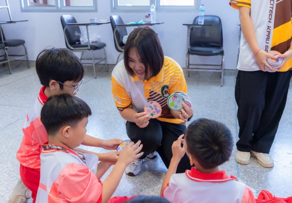 ภาพกิจกรรม  คณะวิทยาศาสตร์และเทคโนโลยี มหาวิทยาลัยราชภัฏกำแพงเพชร ร่วมกับโรงเรียนอนุบาลกำแพงเพชร จัดกิจกรรมสะเต็มศึกษา ตามโครงการฝึกทักษะเพื่อพัฒนาอุจฉริยะภาพวิทยาศาสตร์