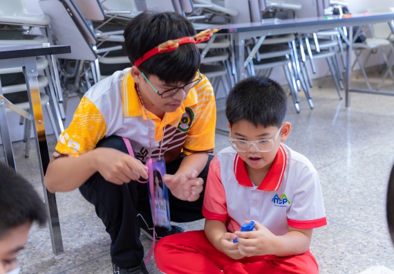 ภาพกิจกรรม  คณะวิทยาศาสตร์และเทคโนโลยี มหาวิทยาลัยราชภัฏกำแพงเพชร ร่วมกับโรงเรียนอนุบาลกำแพงเพชร จัดกิจกรรมสะเต็มศึกษา ตามโครงการฝึกทักษะเพื่อพัฒนาอุจฉริยะภาพวิทยาศาสตร์