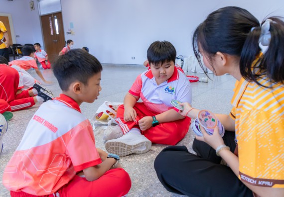 ภาพกิจกรรม  คณะวิทยาศาสตร์และเทคโนโลยี มหาวิทยาลัยราชภัฏกำแพงเพชร ร่วมกับโรงเรียนอนุบาลกำแพงเพชร จัดกิจกรรมสะเต็มศึกษา ตามโครงการฝึกทักษะเพื่อพัฒนาอุจฉริยะภาพวิทยาศาสตร์