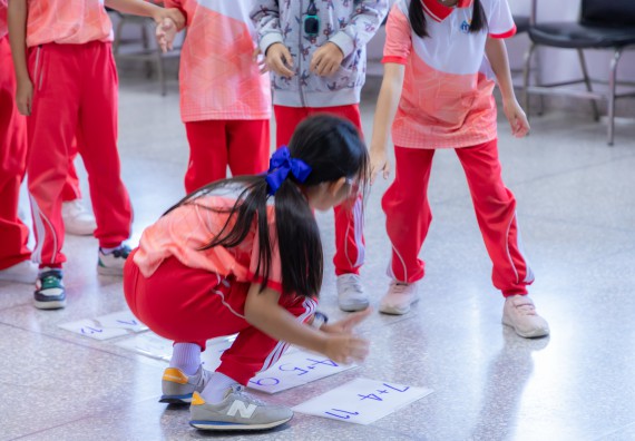 ภาพกิจกรรม  คณะวิทยาศาสตร์และเทคโนโลยี มหาวิทยาลัยราชภัฏกำแพงเพชร ร่วมกับโรงเรียนอนุบาลกำแพงเพชร จัดกิจกรรมสะเต็มศึกษา ตามโครงการฝึกทักษะเพื่อพัฒนาอุจฉริยะภาพวิทยาศาสตร์