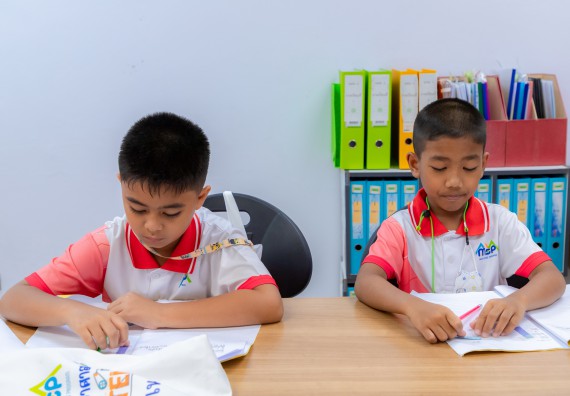 ภาพกิจกรรม  คณะวิทยาศาสตร์และเทคโนโลยี มหาวิทยาลัยราชภัฏกำแพงเพชร ร่วมกับโรงเรียนอนุบาลกำแพงเพชร จัดกิจกรรมสะเต็มศึกษา ตามโครงการฝึกทักษะเพื่อพัฒนาอุจฉริยะภาพวิทยาศาสตร์