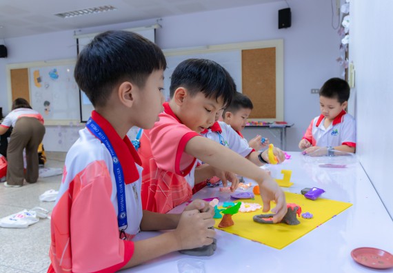 ภาพกิจกรรม  คณะวิทยาศาสตร์และเทคโนโลยี มหาวิทยาลัยราชภัฏกำแพงเพชร ร่วมกับโรงเรียนอนุบาลกำแพงเพชร จัดกิจกรรมสะเต็มศึกษา ตามโครงการฝึกทักษะเพื่อพัฒนาอุจฉริยะภาพวิทยาศาสตร์