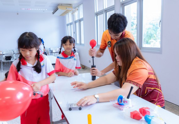 ภาพกิจกรรม  คณะวิทยาศาสตร์และเทคโนโลยี มหาวิทยาลัยราชภัฏกำแพงเพชร ร่วมกับโรงเรียนอนุบาลกำแพงเพชร จัดกิจกรรมสะเต็มศึกษา ตามโครงการฝึกทักษะเพื่อพัฒนาอุจฉริยะภาพวิทยาศาสตร์