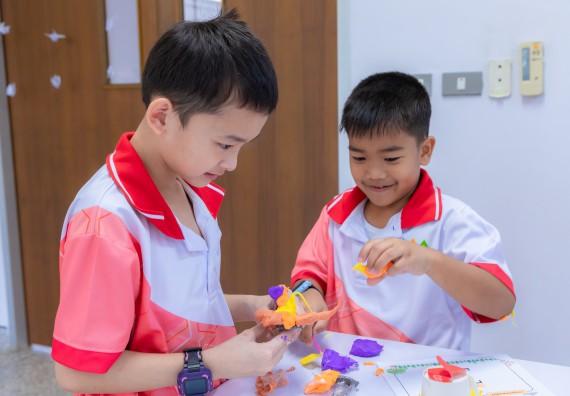 ภาพกิจกรรม  คณะวิทยาศาสตร์และเทคโนโลยี มหาวิทยาลัยราชภัฏกำแพงเพชร ร่วมกับโรงเรียนอนุบาลกำแพงเพชร จัดกิจกรรมสะเต็มศึกษา ตามโครงการฝึกทักษะเพื่อพัฒนาอุจฉริยะภาพวิทยาศาสตร์