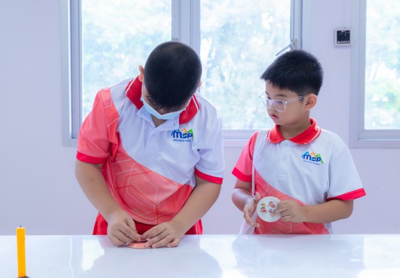 ภาพกิจกรรม  คณะวิทยาศาสตร์และเทคโนโลยี มหาวิทยาลัยราชภัฏกำแพงเพชร ร่วมกับโรงเรียนอนุบาลกำแพงเพชร จัดกิจกรรมสะเต็มศึกษา ตามโครงการฝึกทักษะเพื่อพัฒนาอุจฉริยะภาพวิทยาศาสตร์