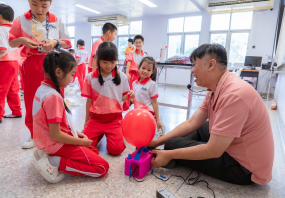 ภาพกิจกรรม  คณะวิทยาศาสตร์และเทคโนโลยี มหาวิทยาลัยราชภัฏกำแพงเพชร ร่วมกับโรงเรียนอนุบาลกำแพงเพชร จัดกิจกรรมสะเต็มศึกษา ตามโครงการฝึกทักษะเพื่อพัฒนาอุจฉริยะภาพวิทยาศาสตร์