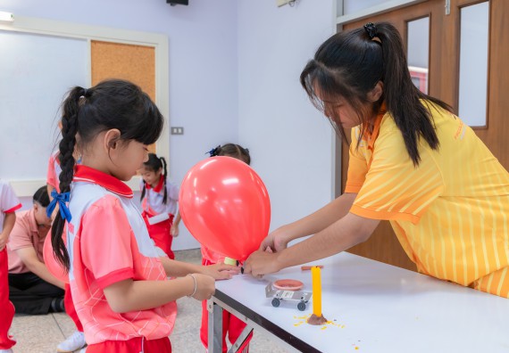 ภาพกิจกรรม  คณะวิทยาศาสตร์และเทคโนโลยี มหาวิทยาลัยราชภัฏกำแพงเพชร ร่วมกับโรงเรียนอนุบาลกำแพงเพชร จัดกิจกรรมสะเต็มศึกษา ตามโครงการฝึกทักษะเพื่อพัฒนาอุจฉริยะภาพวิทยาศาสตร์