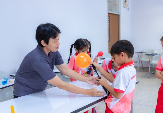 ภาพกิจกรรม  คณะวิทยาศาสตร์และเทคโนโลยี มหาวิทยาลัยราชภัฏกำแพงเพชร ร่วมกับโรงเรียนอนุบาลกำแพงเพชร จัดกิจกรรมสะเต็มศึกษา ตามโครงการฝึกทักษะเพื่อพัฒนาอุจฉริยะภาพวิทยาศาสตร์