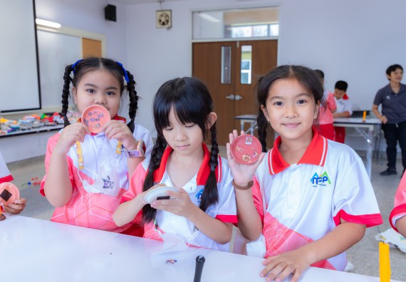 ภาพกิจกรรม  คณะวิทยาศาสตร์และเทคโนโลยี มหาวิทยาลัยราชภัฏกำแพงเพชร ร่วมกับโรงเรียนอนุบาลกำแพงเพชร จัดกิจกรรมสะเต็มศึกษา ตามโครงการฝึกทักษะเพื่อพัฒนาอุจฉริยะภาพวิทยาศาสตร์