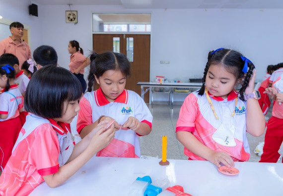 ภาพกิจกรรม  คณะวิทยาศาสตร์และเทคโนโลยี มหาวิทยาลัยราชภัฏกำแพงเพชร ร่วมกับโรงเรียนอนุบาลกำแพงเพชร จัดกิจกรรมสะเต็มศึกษา ตามโครงการฝึกทักษะเพื่อพัฒนาอุจฉริยะภาพวิทยาศาสตร์