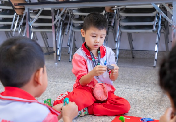 ภาพกิจกรรม  คณะวิทยาศาสตร์และเทคโนโลยี มหาวิทยาลัยราชภัฏกำแพงเพชร ร่วมกับโรงเรียนอนุบาลกำแพงเพชร จัดกิจกรรมสะเต็มศึกษา ตามโครงการฝึกทักษะเพื่อพัฒนาอุจฉริยะภาพวิทยาศาสตร์