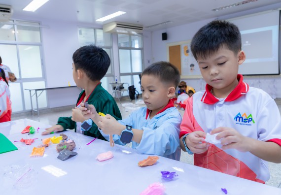 ภาพกิจกรรม  คณะวิทยาศาสตร์และเทคโนโลยี มหาวิทยาลัยราชภัฏกำแพงเพชร ร่วมกับโรงเรียนอนุบาลกำแพงเพชร จัดกิจกรรมสะเต็มศึกษา ตามโครงการฝึกทักษะเพื่อพัฒนาอุจฉริยะภาพวิทยาศาสตร์