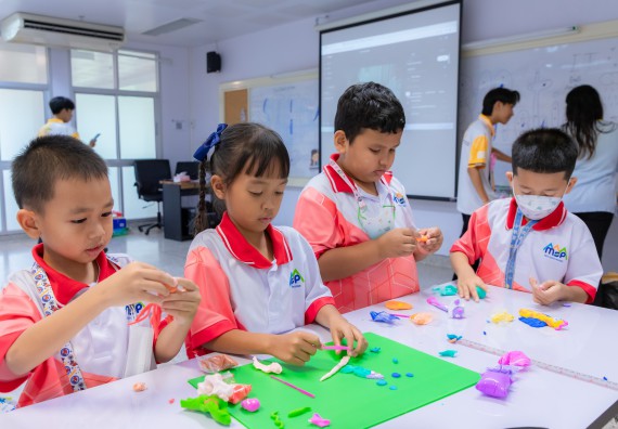 ภาพกิจกรรม  คณะวิทยาศาสตร์และเทคโนโลยี มหาวิทยาลัยราชภัฏกำแพงเพชร ร่วมกับโรงเรียนอนุบาลกำแพงเพชร จัดกิจกรรมสะเต็มศึกษา ตามโครงการฝึกทักษะเพื่อพัฒนาอุจฉริยะภาพวิทยาศาสตร์