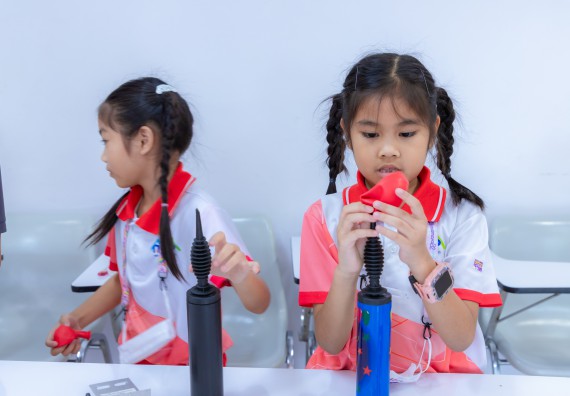 ภาพกิจกรรม  คณะวิทยาศาสตร์และเทคโนโลยี มหาวิทยาลัยราชภัฏกำแพงเพชร ร่วมกับโรงเรียนอนุบาลกำแพงเพชร จัดกิจกรรมสะเต็มศึกษา ตามโครงการฝึกทักษะเพื่อพัฒนาอุจฉริยะภาพวิทยาศาสตร์