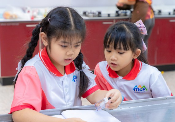 ภาพกิจกรรม  คณะวิทยาศาสตร์และเทคโนโลยี มหาวิทยาลัยราชภัฏกำแพงเพชร ร่วมกับโรงเรียนอนุบาลกำแพงเพชร จัดกิจกรรมสะเต็มศึกษา ตามโครงการฝึกทักษะเพื่อพัฒนาอุจฉริยะภาพวิทยาศาสตร์