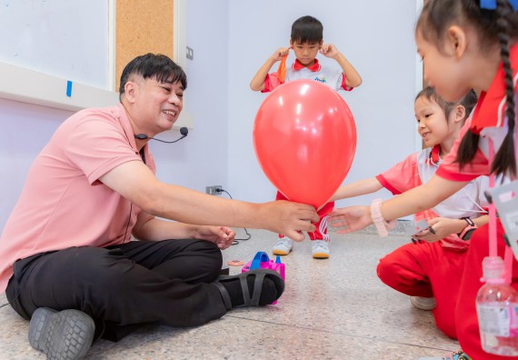 ภาพกิจกรรม  คณะวิทยาศาสตร์และเทคโนโลยี มหาวิทยาลัยราชภัฏกำแพงเพชร ร่วมกับโรงเรียนอนุบาลกำแพงเพชร จัดกิจกรรมสะเต็มศึกษา ตามโครงการฝึกทักษะเพื่อพัฒนาอุจฉริยะภาพวิทยาศาสตร์