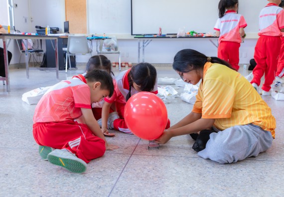 ภาพกิจกรรม  คณะวิทยาศาสตร์และเทคโนโลยี มหาวิทยาลัยราชภัฏกำแพงเพชร ร่วมกับโรงเรียนอนุบาลกำแพงเพชร จัดกิจกรรมสะเต็มศึกษา ตามโครงการฝึกทักษะเพื่อพัฒนาอุจฉริยะภาพวิทยาศาสตร์