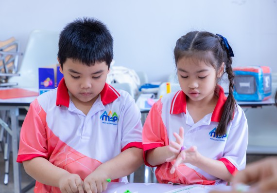 ภาพกิจกรรม  คณะวิทยาศาสตร์และเทคโนโลยี มหาวิทยาลัยราชภัฏกำแพงเพชร ร่วมกับโรงเรียนอนุบาลกำแพงเพชร จัดกิจกรรมสะเต็มศึกษา ตามโครงการฝึกทักษะเพื่อพัฒนาอุจฉริยะภาพวิทยาศาสตร์