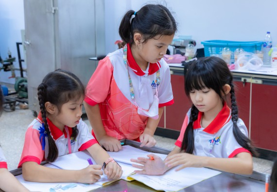 ภาพกิจกรรม  คณะวิทยาศาสตร์และเทคโนโลยี มหาวิทยาลัยราชภัฏกำแพงเพชร ร่วมกับโรงเรียนอนุบาลกำแพงเพชร จัดกิจกรรมสะเต็มศึกษา ตามโครงการฝึกทักษะเพื่อพัฒนาอุจฉริยะภาพวิทยาศาสตร์