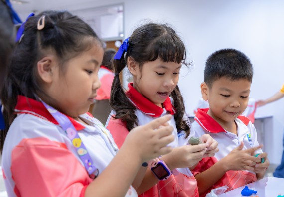 ภาพกิจกรรม  คณะวิทยาศาสตร์และเทคโนโลยี มหาวิทยาลัยราชภัฏกำแพงเพชร ร่วมกับโรงเรียนอนุบาลกำแพงเพชร จัดกิจกรรมสะเต็มศึกษา ตามโครงการฝึกทักษะเพื่อพัฒนาอุจฉริยะภาพวิทยาศาสตร์