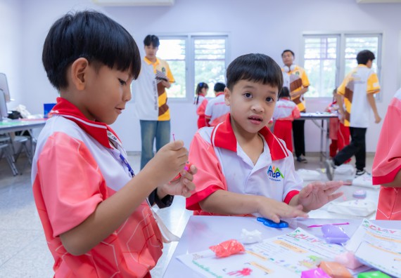ภาพกิจกรรม  คณะวิทยาศาสตร์และเทคโนโลยี มหาวิทยาลัยราชภัฏกำแพงเพชร ร่วมกับโรงเรียนอนุบาลกำแพงเพชร จัดกิจกรรมสะเต็มศึกษา ตามโครงการฝึกทักษะเพื่อพัฒนาอุจฉริยะภาพวิทยาศาสตร์