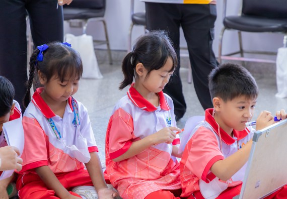 ภาพกิจกรรม  คณะวิทยาศาสตร์และเทคโนโลยี มหาวิทยาลัยราชภัฏกำแพงเพชร ร่วมกับโรงเรียนอนุบาลกำแพงเพชร จัดกิจกรรมสะเต็มศึกษา ตามโครงการฝึกทักษะเพื่อพัฒนาอุจฉริยะภาพวิทยาศาสตร์