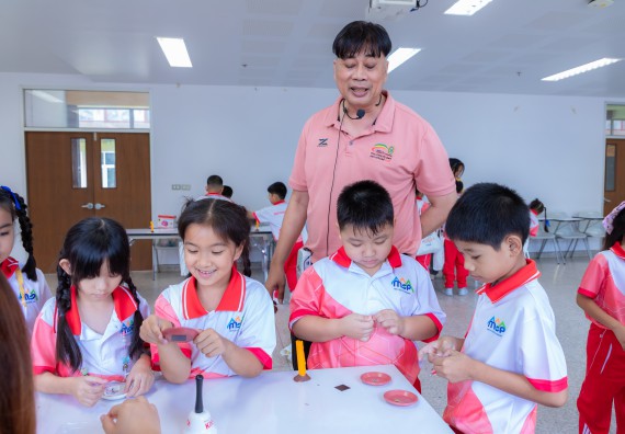 ภาพกิจกรรม  คณะวิทยาศาสตร์และเทคโนโลยี มหาวิทยาลัยราชภัฏกำแพงเพชร ร่วมกับโรงเรียนอนุบาลกำแพงเพชร จัดกิจกรรมสะเต็มศึกษา ตามโครงการฝึกทักษะเพื่อพัฒนาอุจฉริยะภาพวิทยาศาสตร์