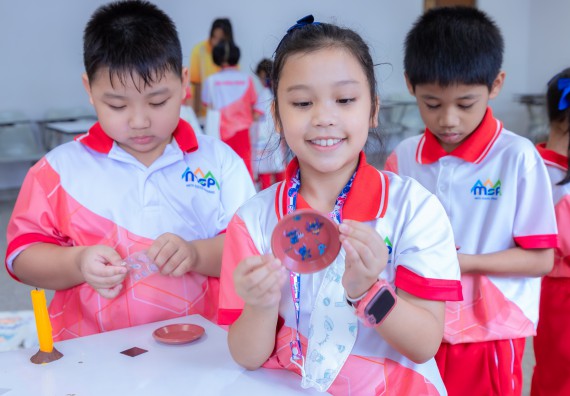 ภาพกิจกรรม  คณะวิทยาศาสตร์และเทคโนโลยี มหาวิทยาลัยราชภัฏกำแพงเพชร ร่วมกับโรงเรียนอนุบาลกำแพงเพชร จัดกิจกรรมสะเต็มศึกษา ตามโครงการฝึกทักษะเพื่อพัฒนาอุจฉริยะภาพวิทยาศาสตร์